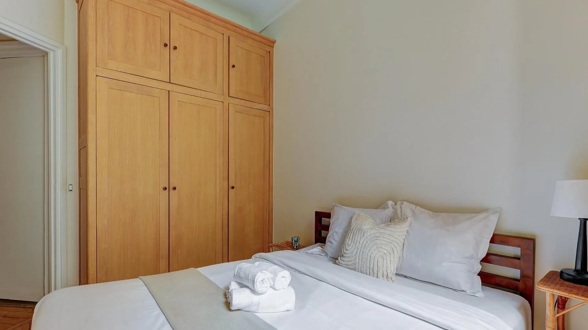 Apartamento The Seine & Pont De L'Alma - 2Br With Balcony - Cityapartmentstay Paris