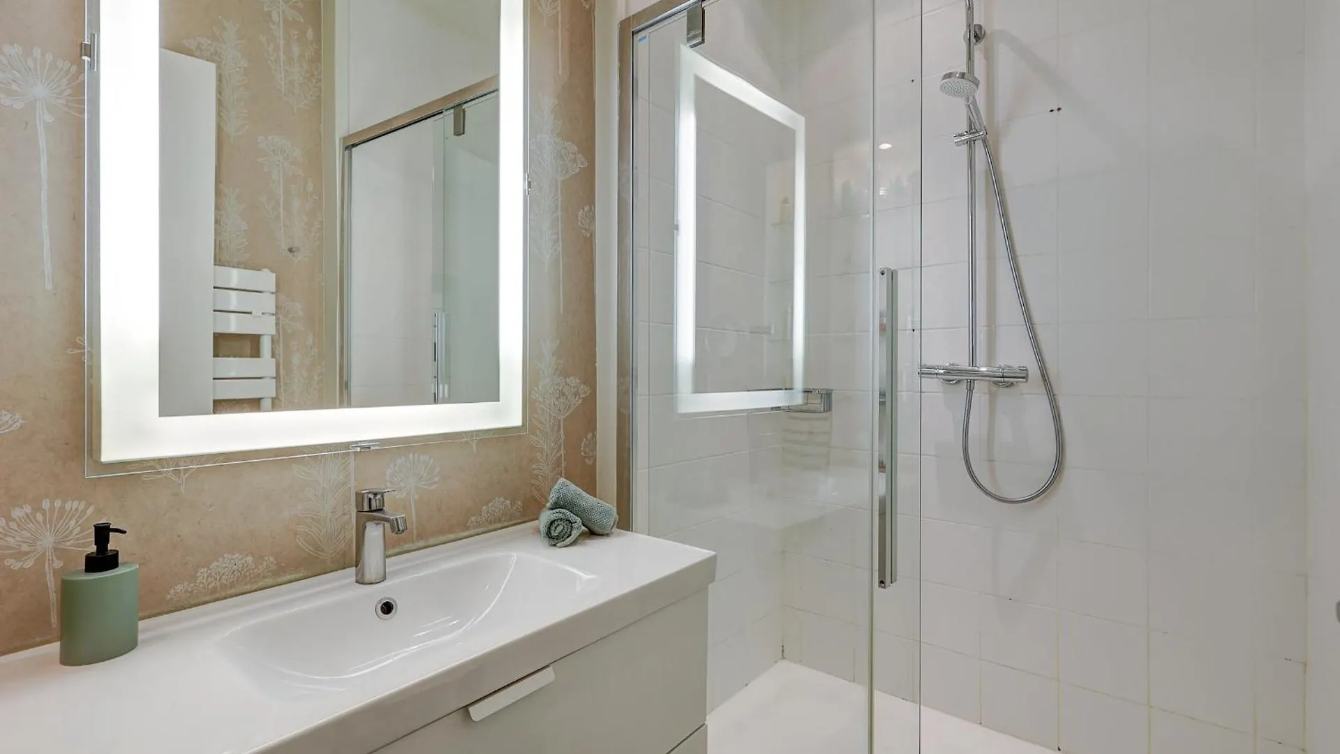 Apartamento The Seine & Pont De L'Alma - 2Br With Balcony - Cityapartmentstay Paris