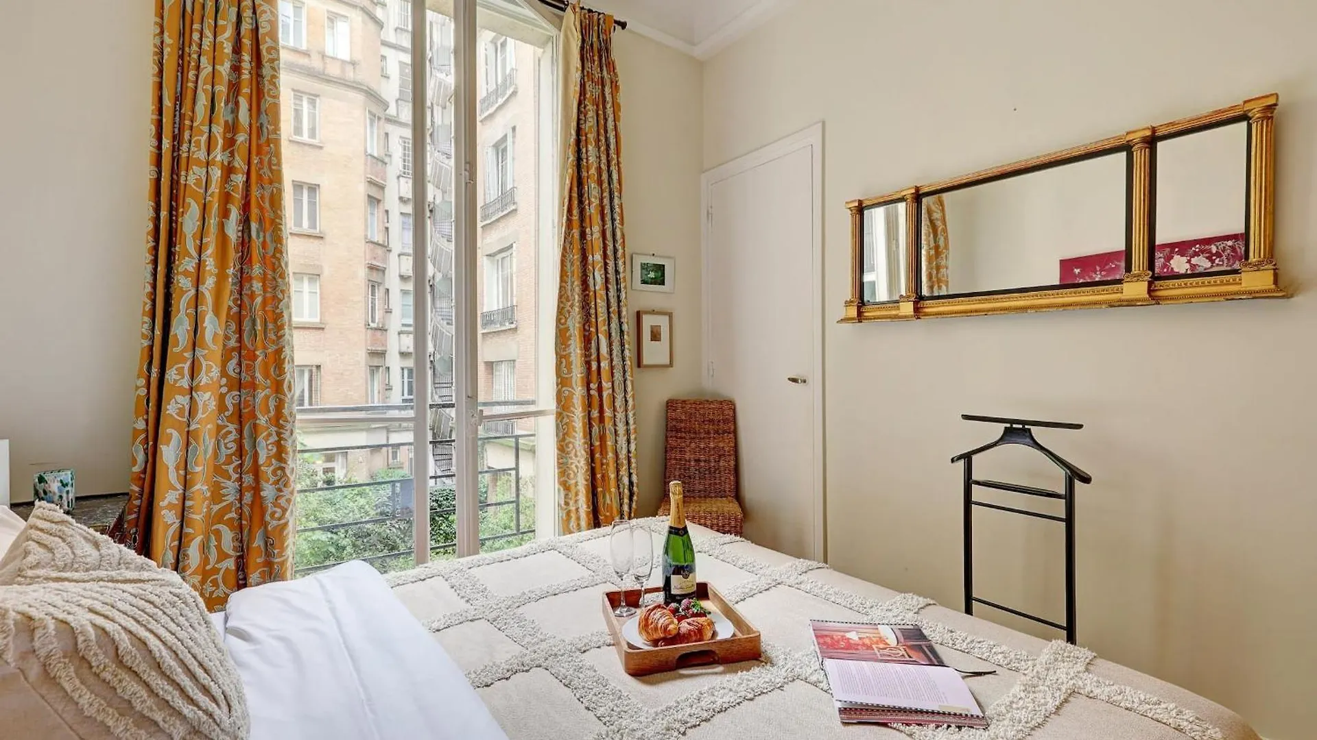 Apartamento The Seine & Pont De L'Alma - 2Br With Balcony - Cityapartmentstay Paris França